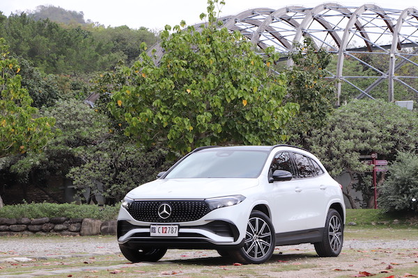 雖是小改款卻給了滿滿好料！賓士 EQA 250 試駕