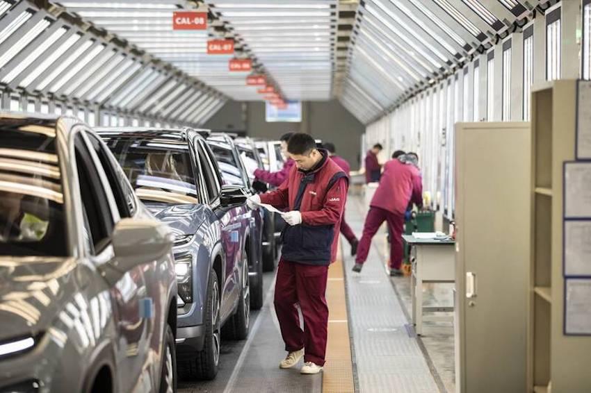 中國電動車市場過多的電動車廠相互廝殺，每賣一台車要賠 13 萬元台幣。（示意圖，彭博）