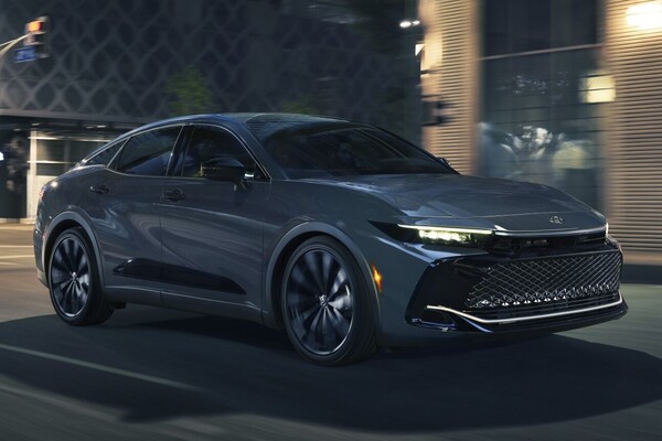 新年式 Toyota 皇冠跨界轎跑戰力升級！Crown 改換黑化風格帥氣亮相