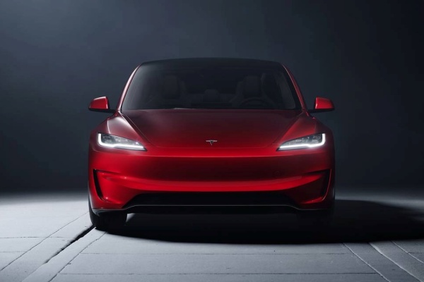 馬斯克放話很快就會推出！Tesla 無人自動停車與智慧召喚都將回歸