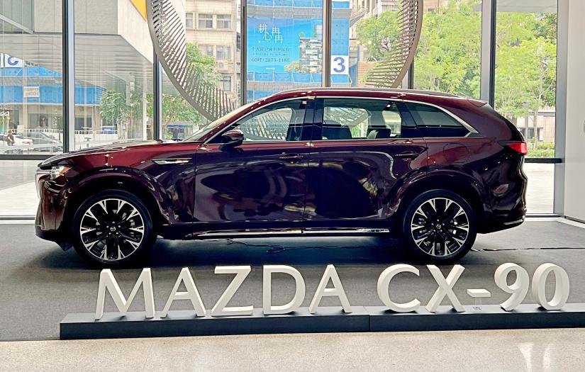 Mazda 正 7 人座旗艦 CX-90 台灣首度亮相！高質感車室搭 3.3 直六渦輪動力