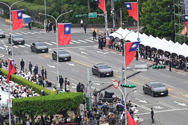 總統賴清德全新 BMW 座駕首度亮相！全球唯一配主動轉向防彈安全車