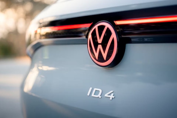 福斯電動車行駛時  車門會自動開啟！美國執法單位啟動調查