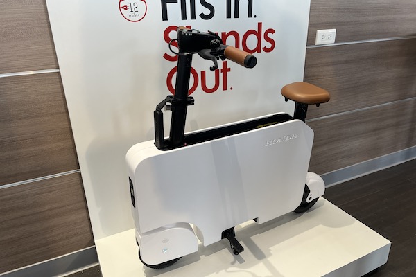 超迷你 Honda 微型電動二輪車現身台灣本田展間！收折後可放辦公桌下