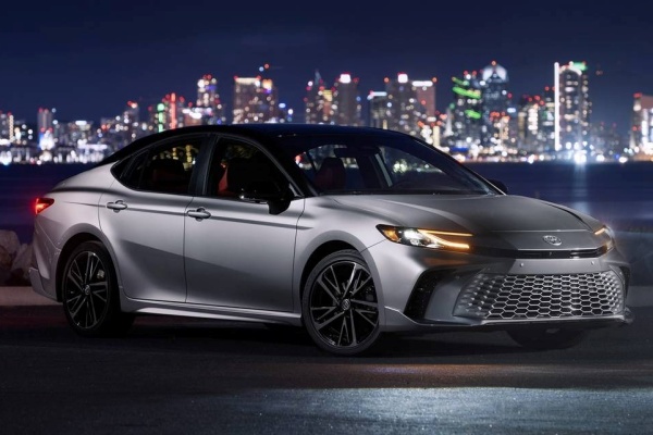 新世代 Toyota Camry 油電動力滿足不了車迷！連署請願 300 匹 V6 引擎回歸