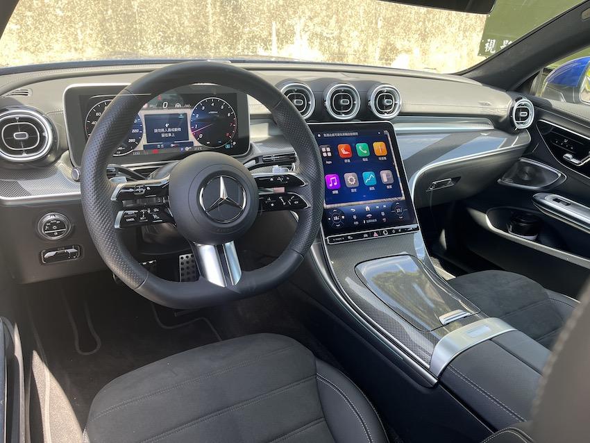 車艙格局比照 C-Class，以 12.3 吋數位儀錶搭配 11.9 吋中控螢幕。