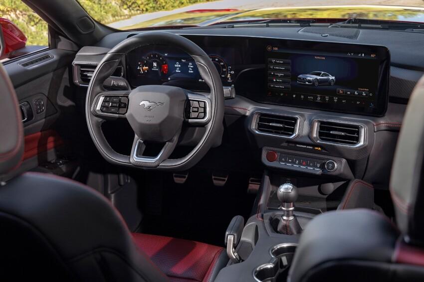 新一代 Mustang 內裝進化有感，數位化座艙極具科技感。