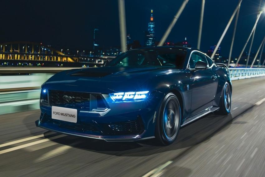 Mustang Dark Horse Premium 將最大馬力提升至 500 匹，成為最強悍的性能黑馬。