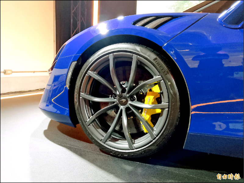 Artura Spider採前235/35/ZR19，後295/35/ZR20的輪胎配置。（記者陳英傑攝）