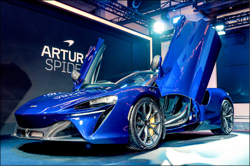 McLaren Artura Spider結合敞篷、油電動力於一身。
