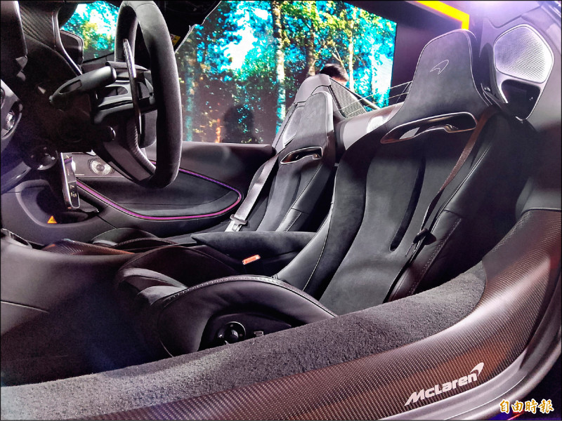 Artura Spider配置兩張跑車座椅，在車輛進行強悍操駕時，提供良好的包覆表現。（記者陳英傑攝）