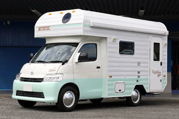 Toyota 露營神車 Town Ace 變身移動小豪宅！內附冷氣冰箱 還有兩張床