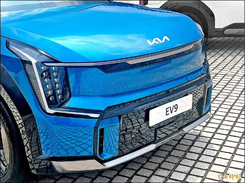 Kia EV9擁有方正車身，車頭則導入獨特數位光柵設計，使EV9在夜間辨識度特別高。圖為GT-line e-AWD車型。（記者蘇銘翰攝）