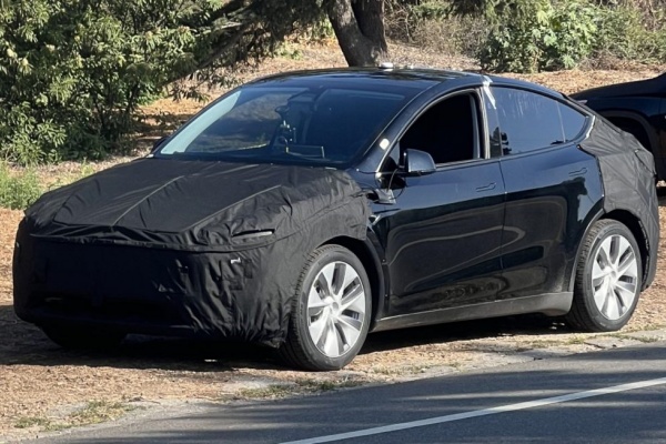 Tesla 改款 Model Y 測試車首度現身！改搭全新頭尾燈組 內裝也將升級