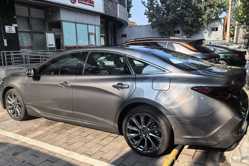 2.5 升車型，有 19 吋鋁圈配置。