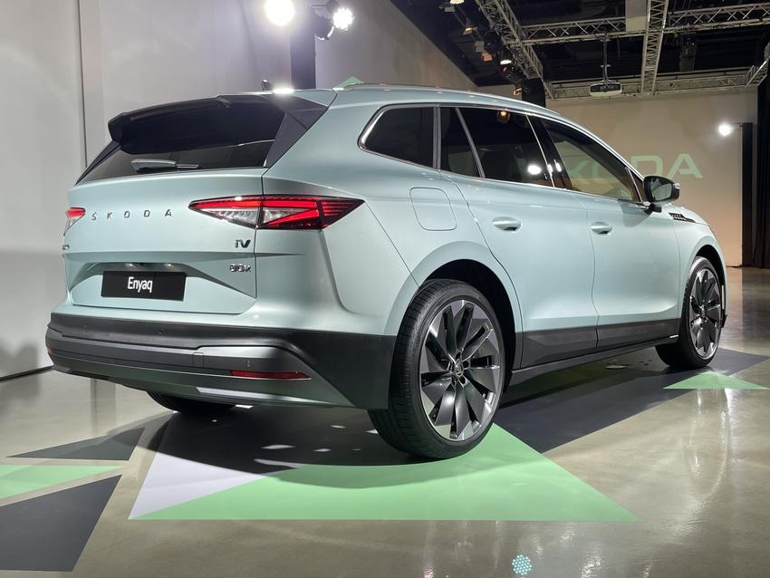 Enyaq 採用正規 SUV 設定，水晶切割 LED 尾燈是 Skoda 新世代車款的招牌特徵之一。