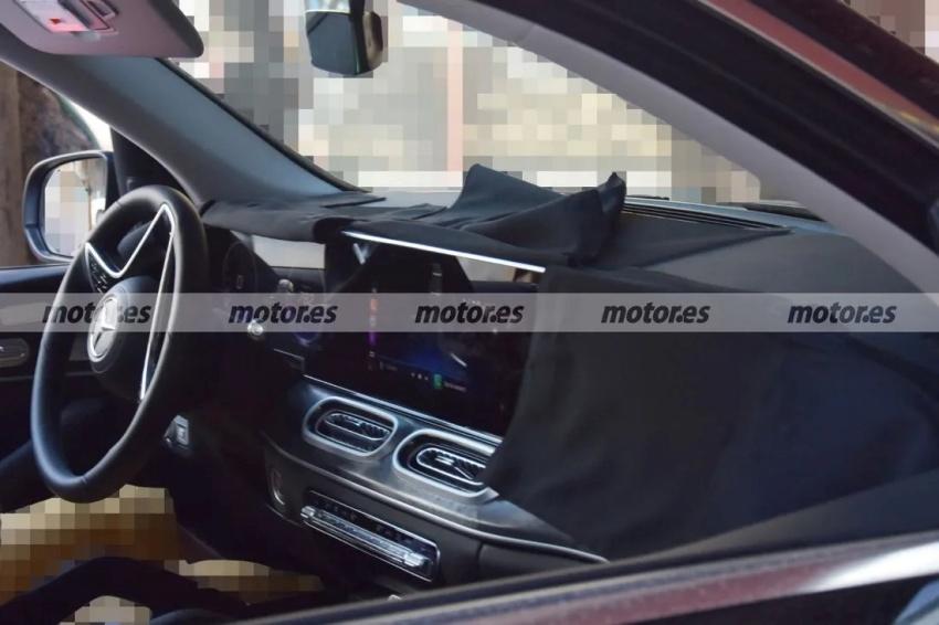 二度改款 Mercedes-Benz GLE 內裝首度曝光，換上全新三螢幕設計。
