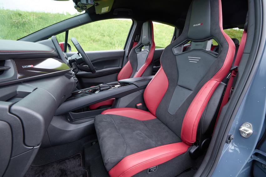 選配 Recaro 跑車座椅可讓座艙更具戰鬥氣息。
