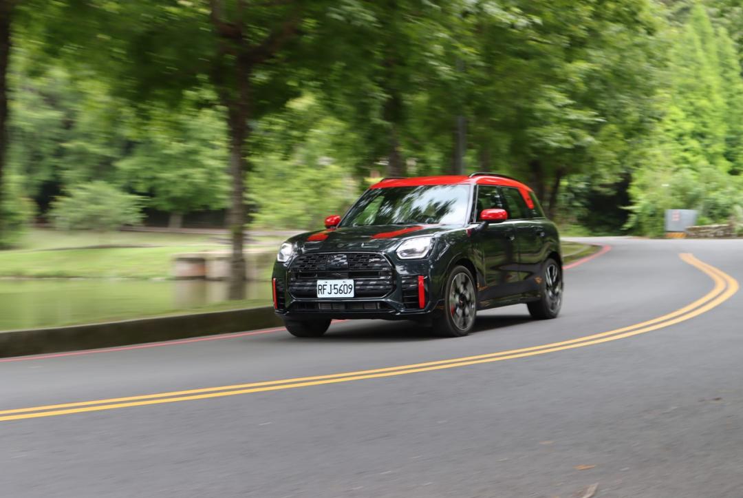 JCW Countryman ALL4透過飽滿輸出與精湛操控展現性能本色。