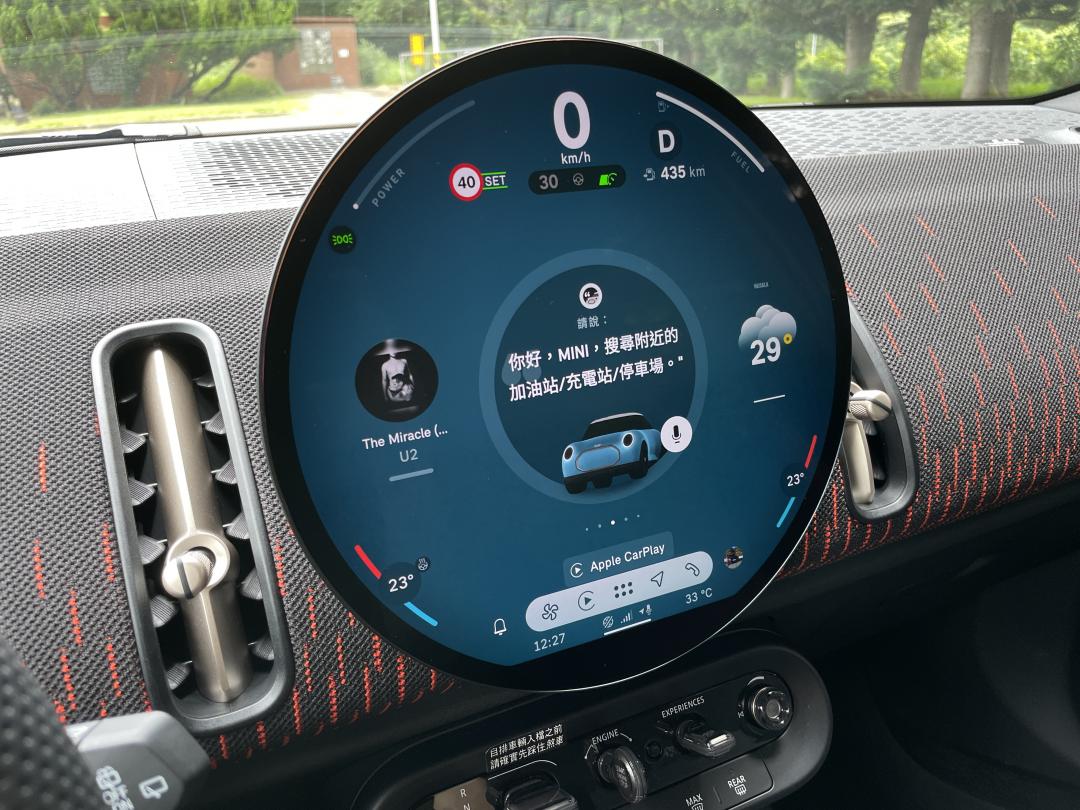 直徑達24公分的圓形觸控螢幕是科技亮點，將行車資訊整合其中，並內建多元主題風格。