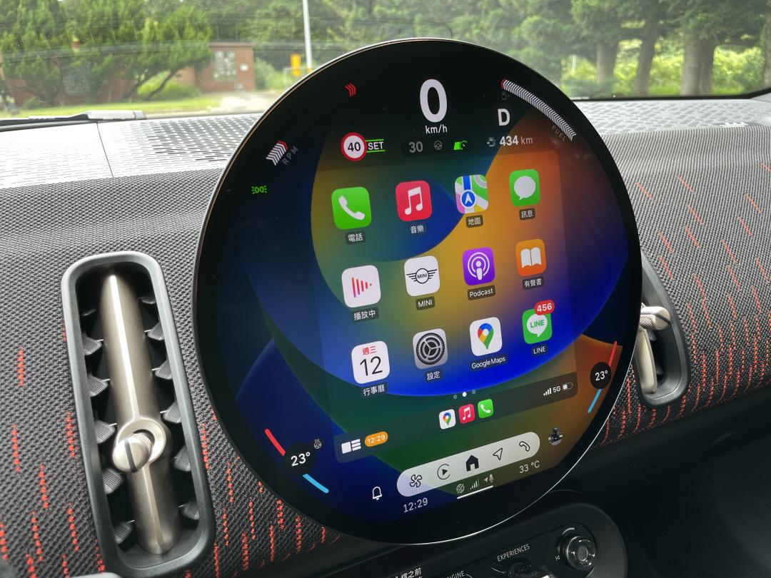 MINI OS 9車載系統支援無線Apple CarPlay，展現科技便利性。