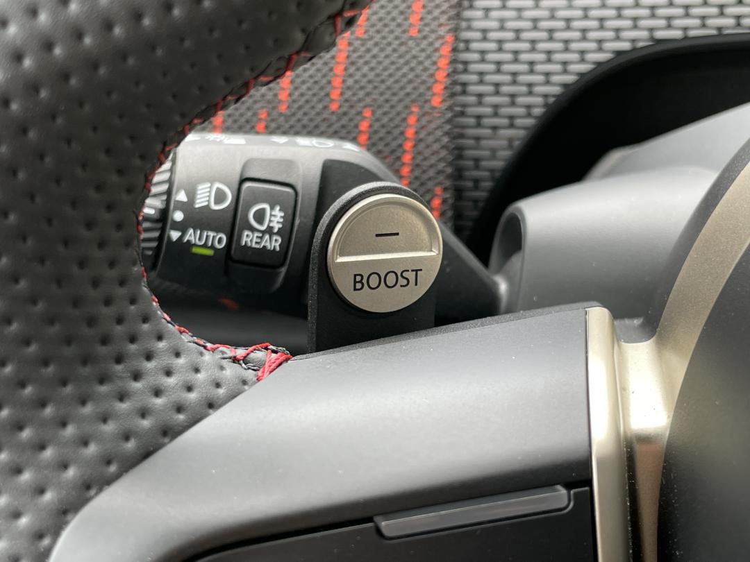 換檔撥片是JCW Countryman ALL4的專屬配備。
