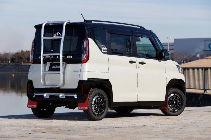 透過更高的離地間隙與越野懸吊，提升 Delica Mini 地形應對能力。