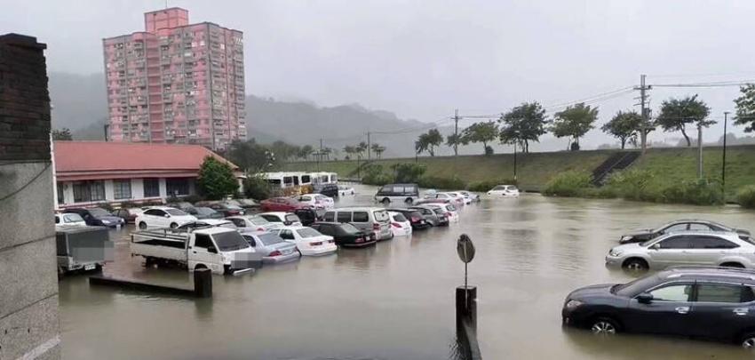凱米颱風襲台導致多處淹水，遇到愛車泡水情況需特別注意。圖片來源：民眾提供。