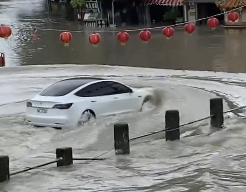 勇闖「凱米水世界」特斯拉台灣車主紅到國外。
