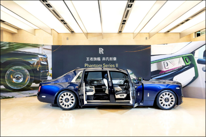 長軸距與標準軸距車型皆採對開式車門，讓後座乘客擁有尊榮的上下車體驗。圖為長軸距車型。