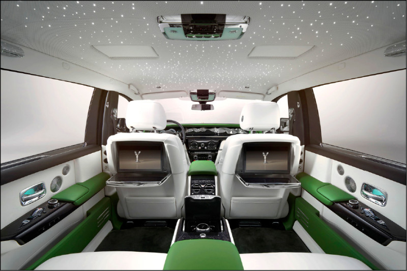 車主可透過高度客製化，打造專屬星光頂篷與車艙風格。