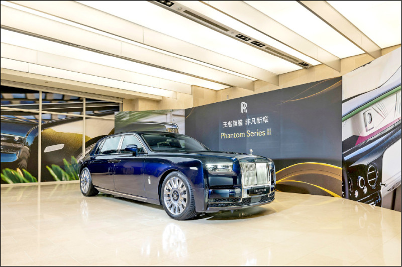 Rolls-Royce Phantom Series II第八代小改款，維持經典的帕德嫩式進氣格柵與歡慶女神車頭雕像。圖為午夜深藍車色。