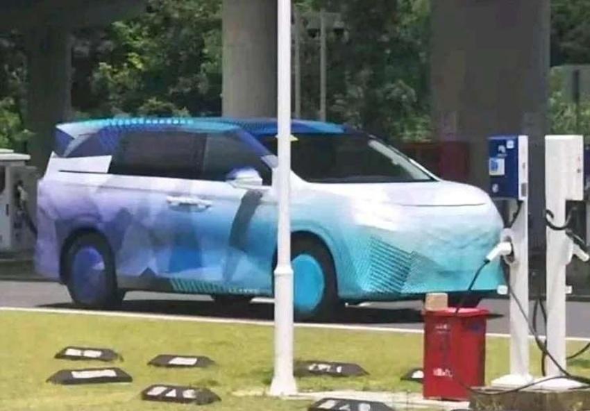中國汽車大廠比亞迪全新 MPV 測試車現蹤，造型卻是撞臉 Lexus LM。