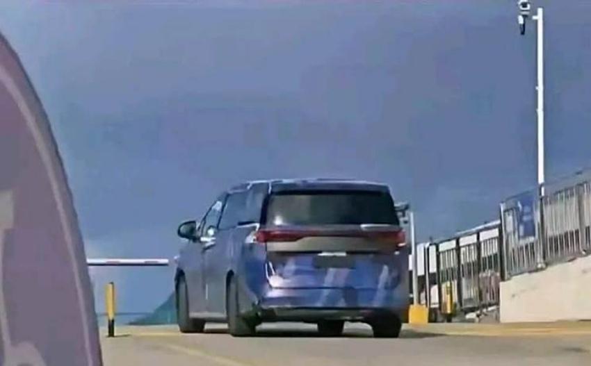 車尾貫穿式尾燈的配置也與 LM 相仿。