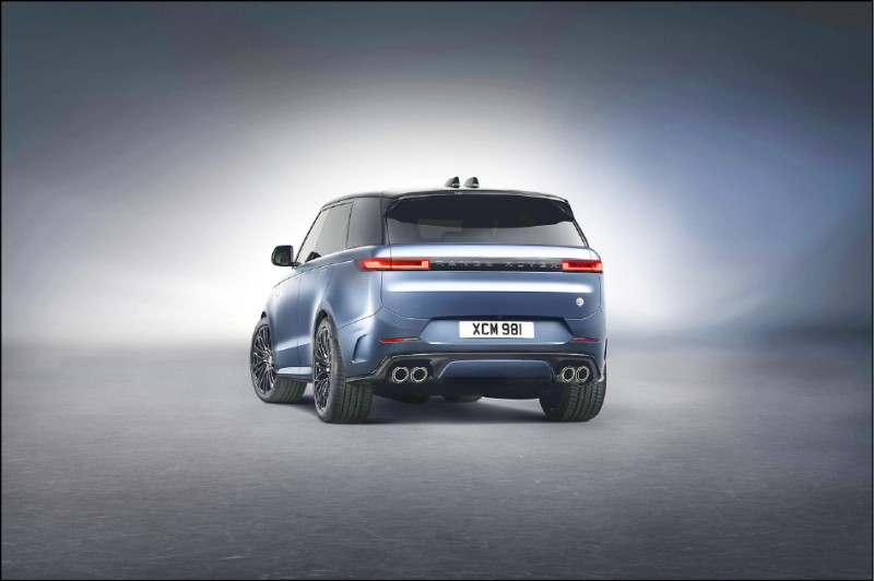 Range Rover Sport SV Edition Two提供四款專屬車色選擇，圖為星系藍消光塗裝，車尾設有SV白色陶瓷銘牌。