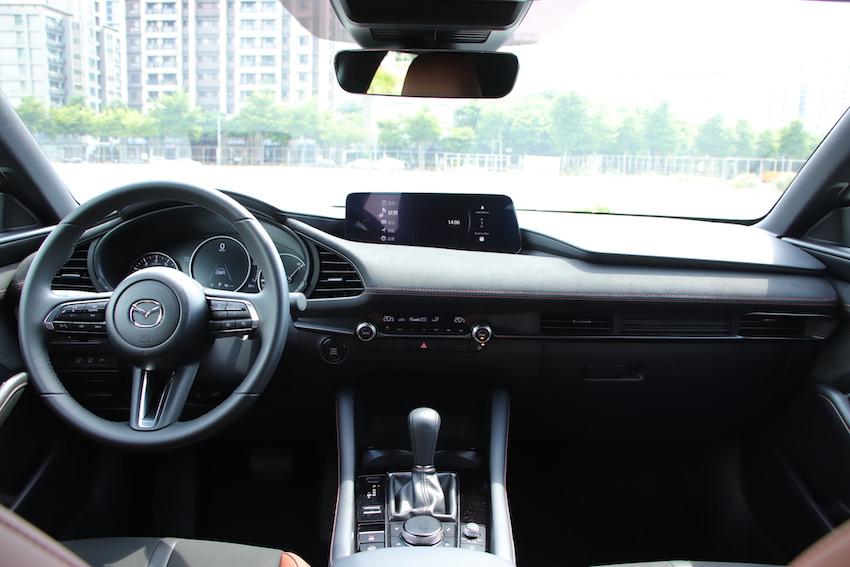 車內格局維持不變，採 7 吋全彩數位儀錶配 10.25 吋中央資訊顯示幕，並搭配 HUD 抬頭顯示器。
