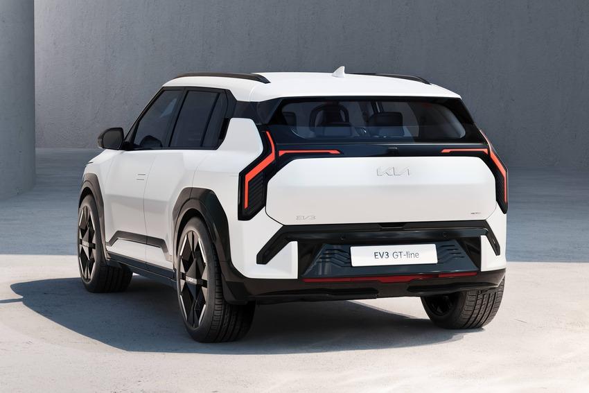 EV3 GT-line 透過運動化保桿搭配黑化設計元素彰顯動感氣勢。