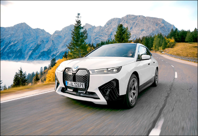 全新2025年式BMW iX在台上市，推出xDrive40、xDrive50、M60三種車型。圖為iX xDrive50車型。