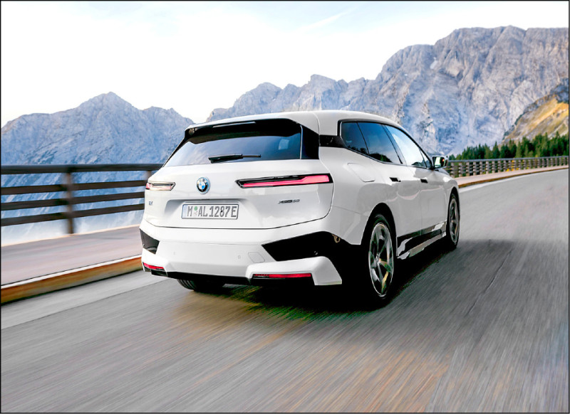 2025年式BMW iX升級前後軸自動水平調整氣壓式懸吊系統與整合式後軸轉向系統。圖為iX xDrive50車型。