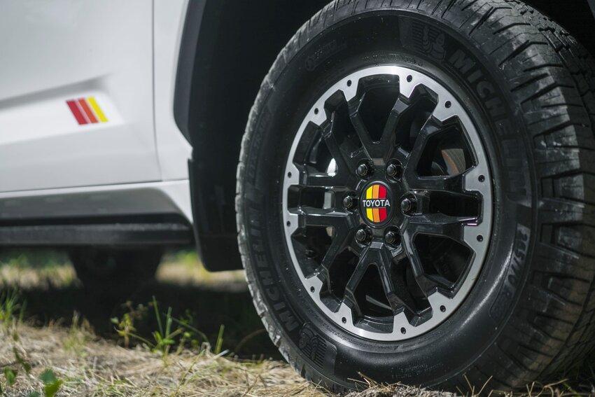 車身多處可見 Baja 賽車經典的紅橙黃標誌。