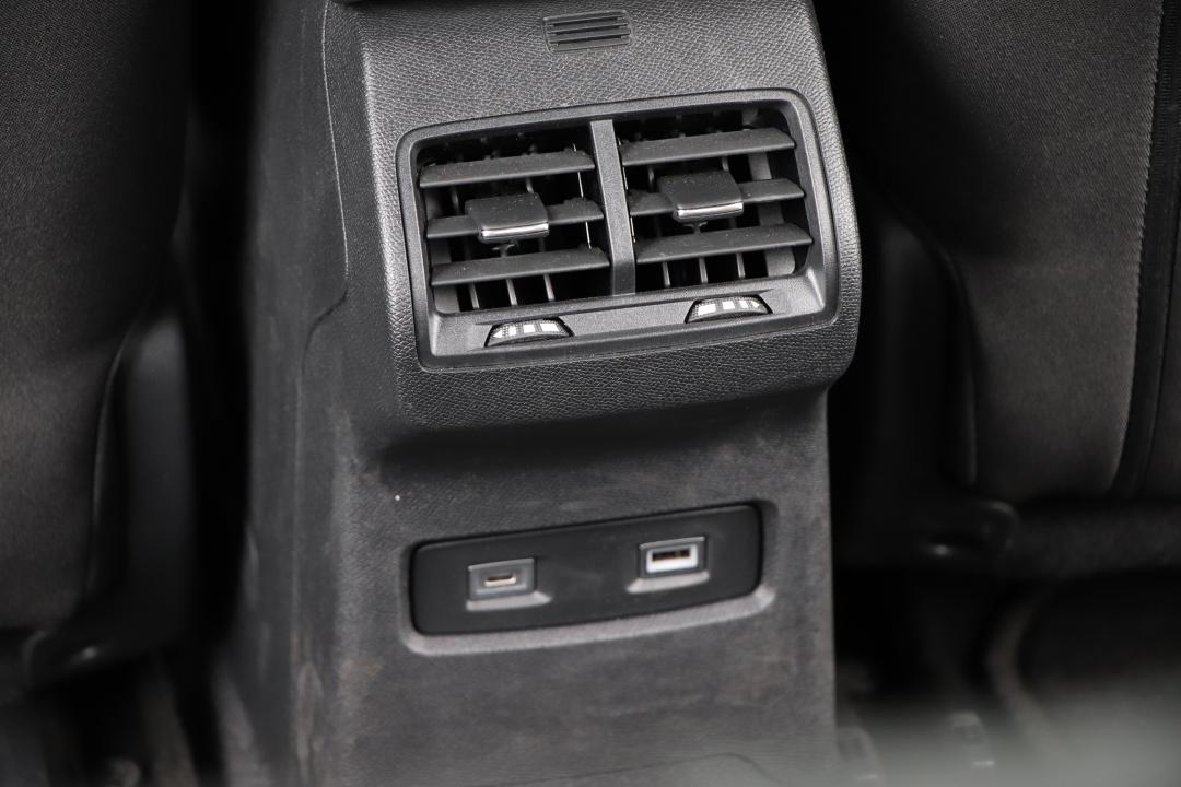 後座有專屬出風口，還有USB Type-a／c充電連接埠可使用。