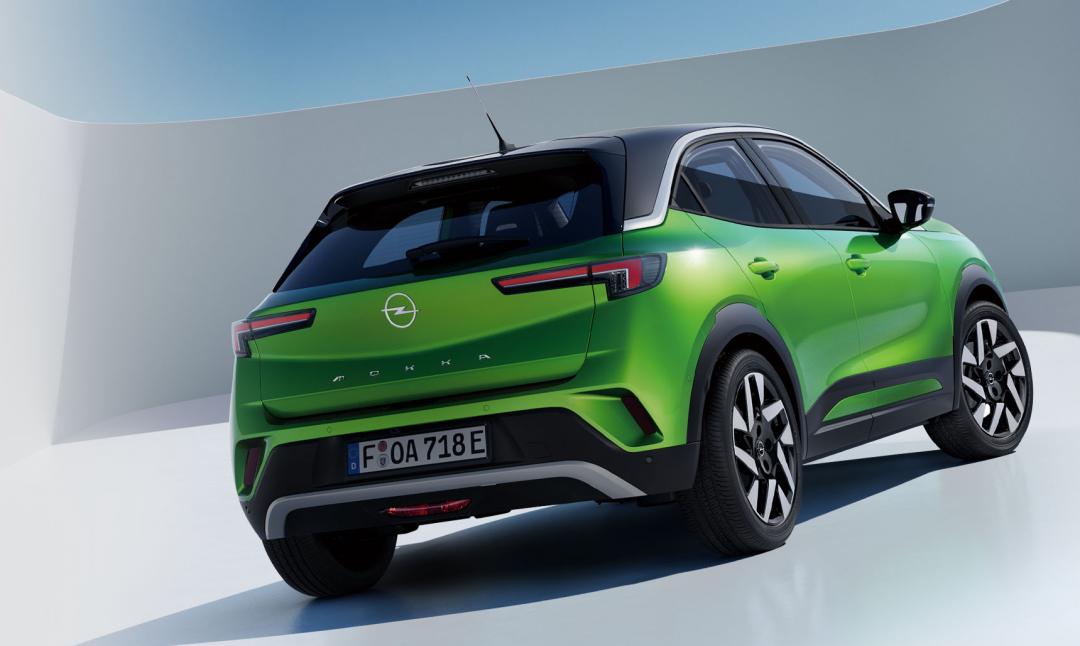 Opel Mokka在既有的德國車硬朗線條下，以亮麗色彩營造年輕氣息。
