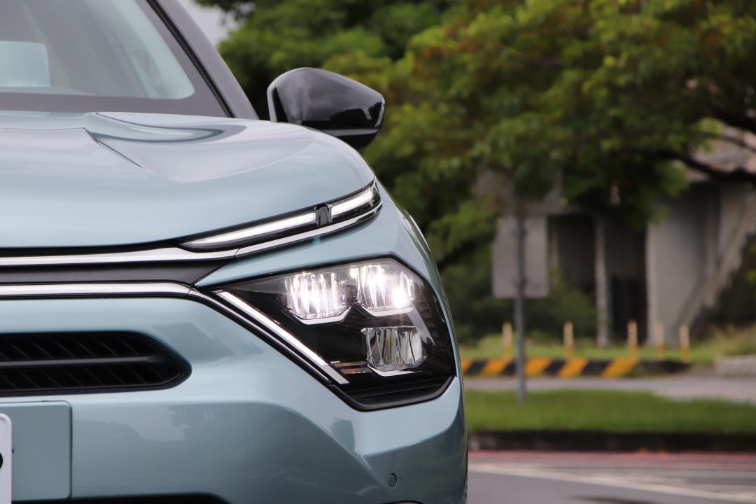 除了雙層的車頭造型，全新的雙人字型意象LED日行燈相當有特色 