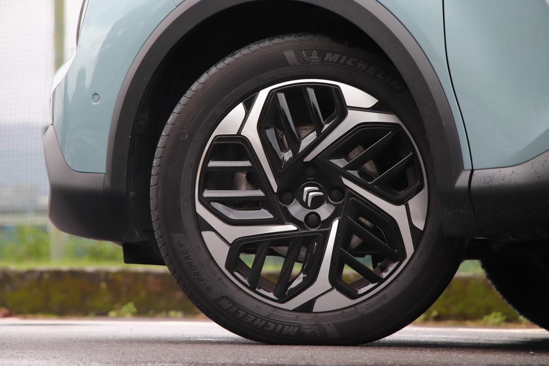 全車系皆為18吋鋁圈，195／60R18規格的輪胎，較偏節能省油訴求。