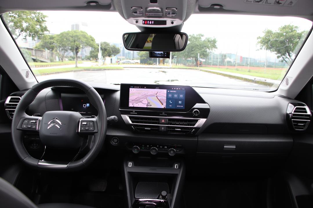 車艙規劃很有Citroën C4自我風格，10吋中控儀表有著品牌全新顯示介面。