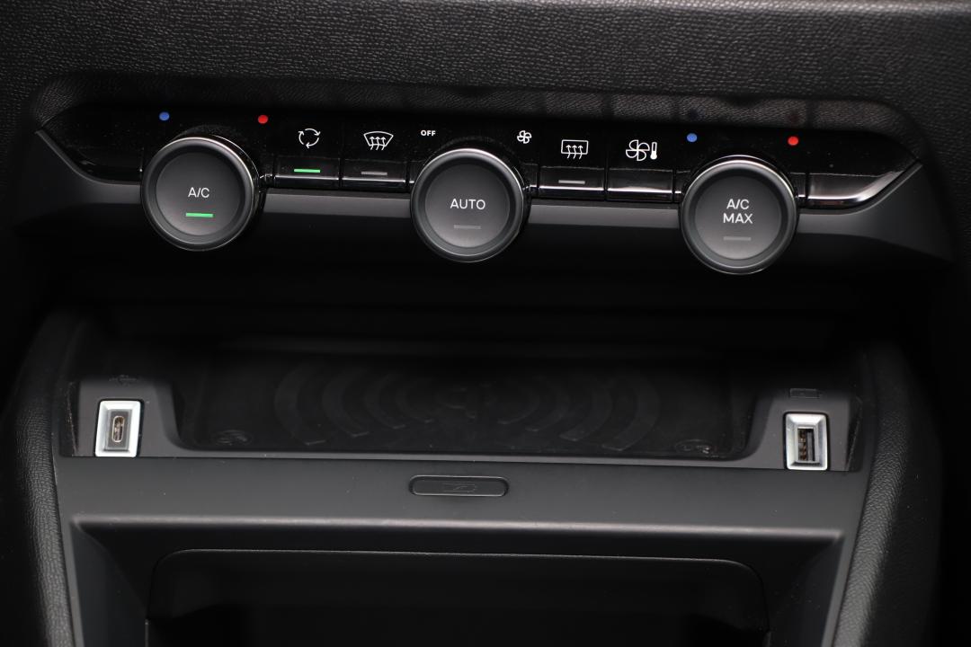 具備無線充電座，並提供USB Type-a／c兩種規格的充電連接埠。