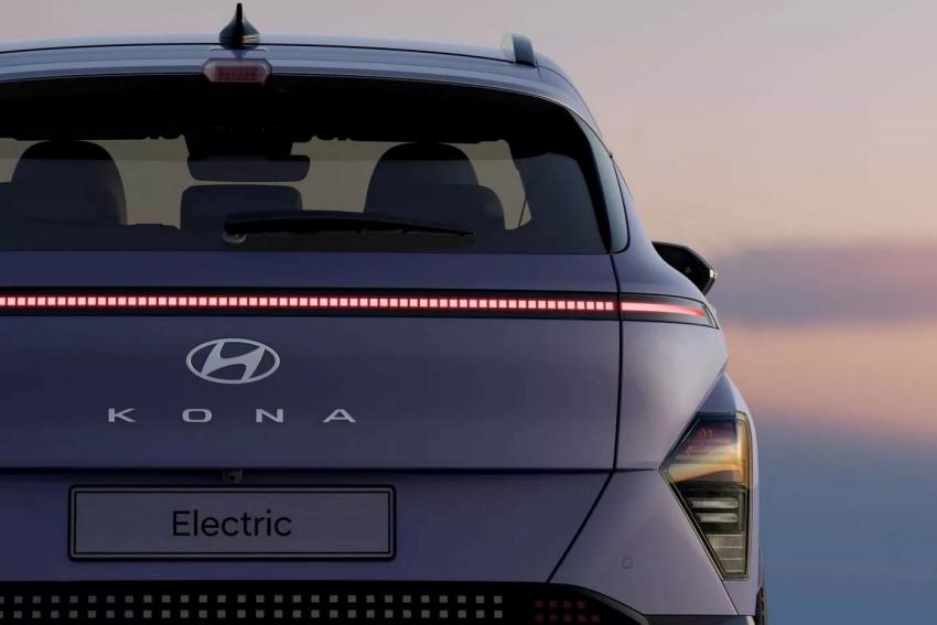 新一代 Kona Electric 外觀更加簡約，車頭尾皆採貫穿式燈組設計。