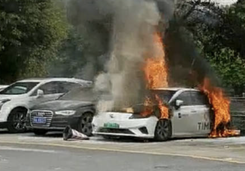 中國電動車自燃問題層出不窮，電池安全性不足成隱憂。（翻攝自微博）