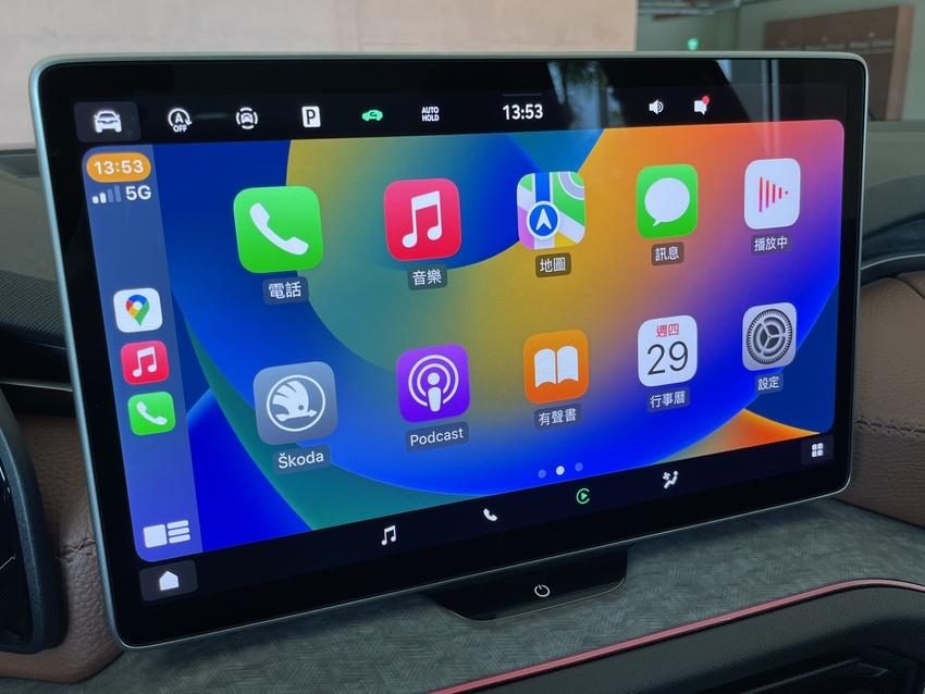 車載系統支援無線 Apple CarPlay，展現科技便利性。