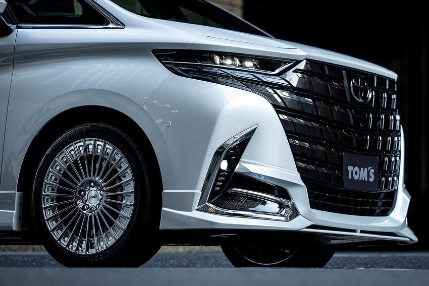 Toyota 御用改裝品牌 Tom's 為 Alphard 打造 20 吋多輻式鍛造鋁圈，強化豪華動感氣勢。